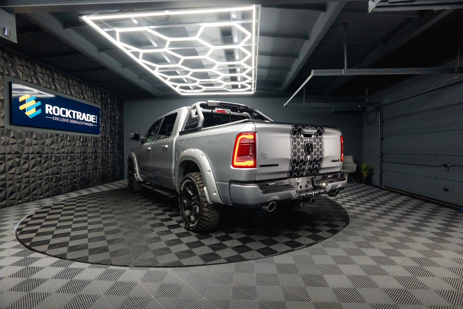 Fahrzeugabbildung Dodge RAM 5.7 V8 HEMI 4x4 Offroad Night Limited 19%