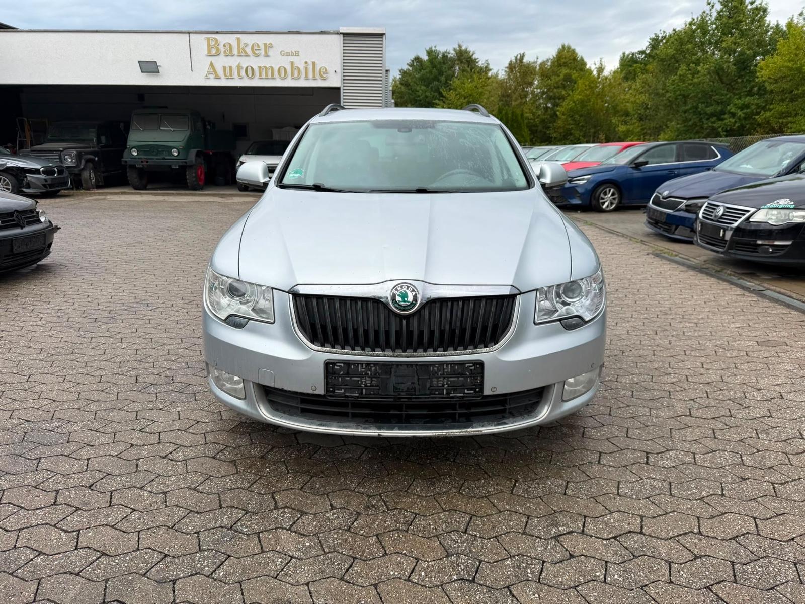 Skoda Superb 2012 — rear view