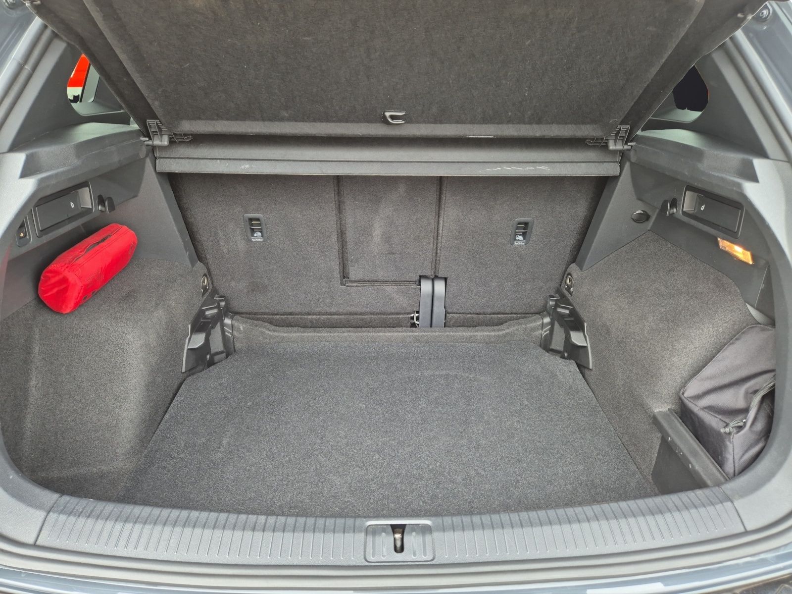 Fahrzeugabbildung Volkswagen Tiguan TSI R-Line 4M DSG Matrix AHK Navi ACC RFK
