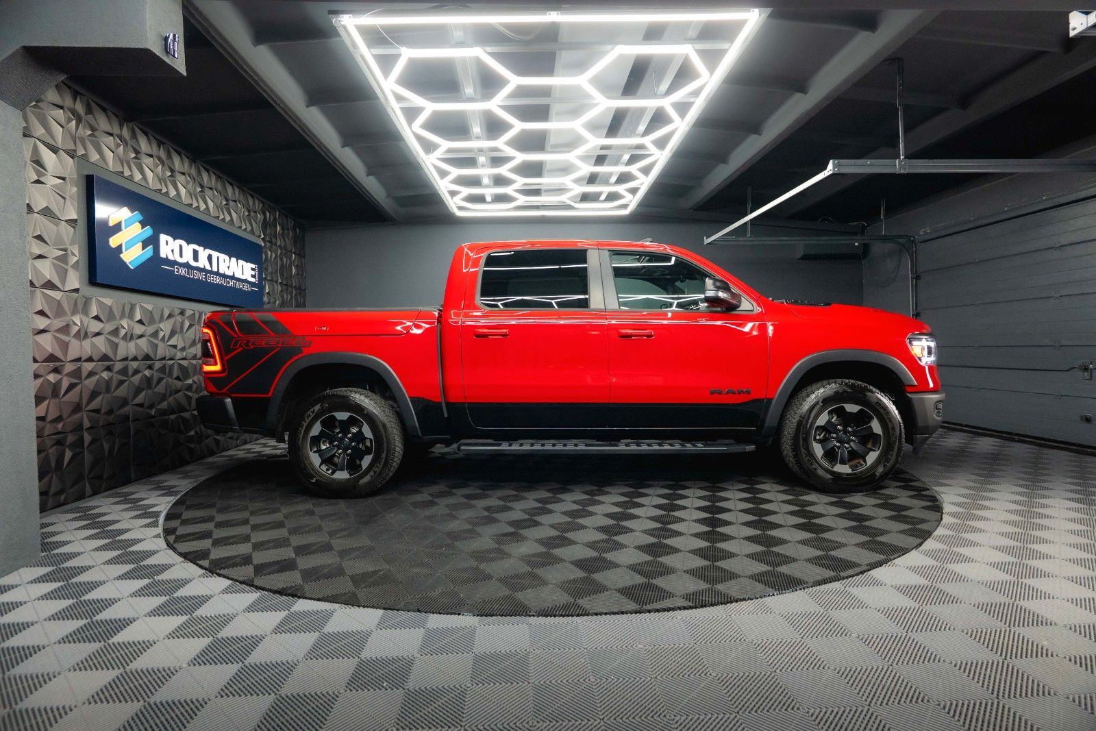 Fahrzeugabbildung Dodge RAM 5.7 V8 HEMI 4x4 REBEL AXLE LOCK LPG Pano ACC