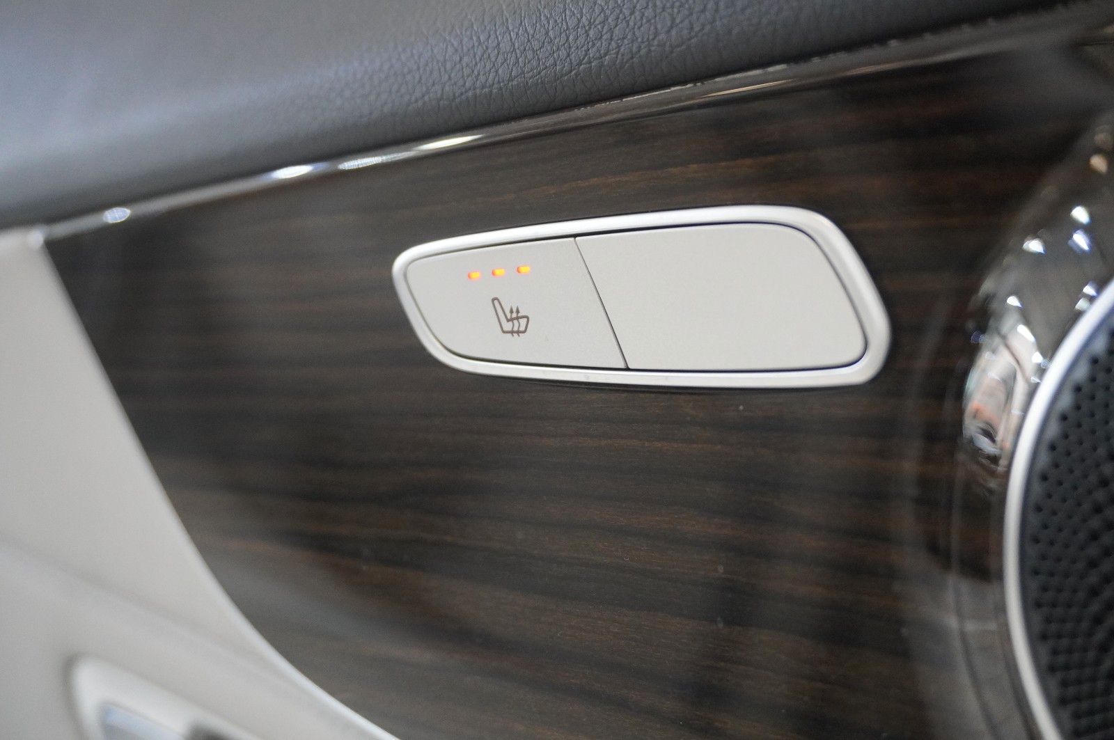 Fahrzeugabbildung Mercedes-Benz C 300 COUPE AMG LINE NAVI/LED/PANO./KAMERA/SPORT