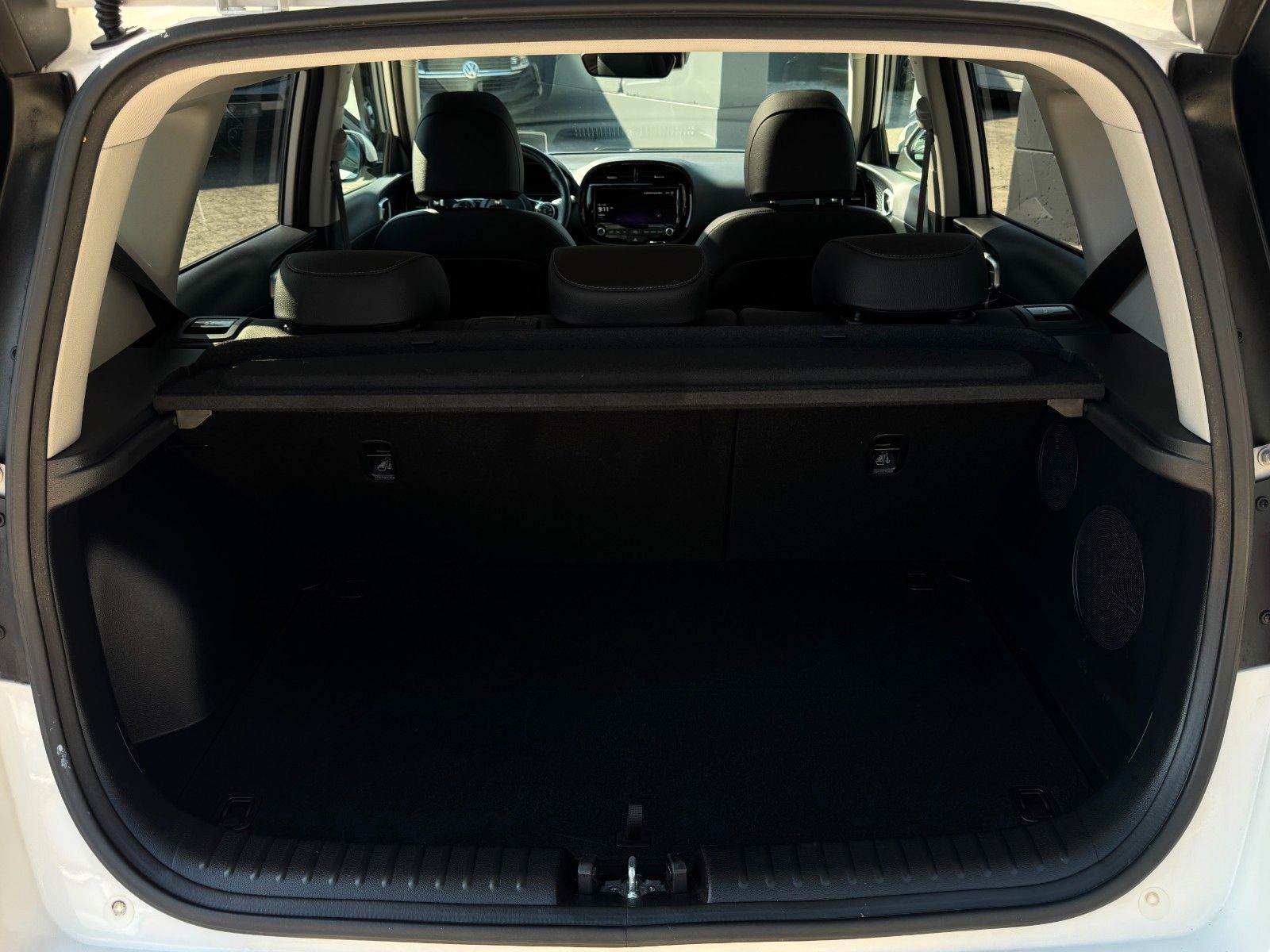 Fahrzeugabbildung Kia E-Soul 64kWh Spirit Schiebedach CarPl. H&K ACC