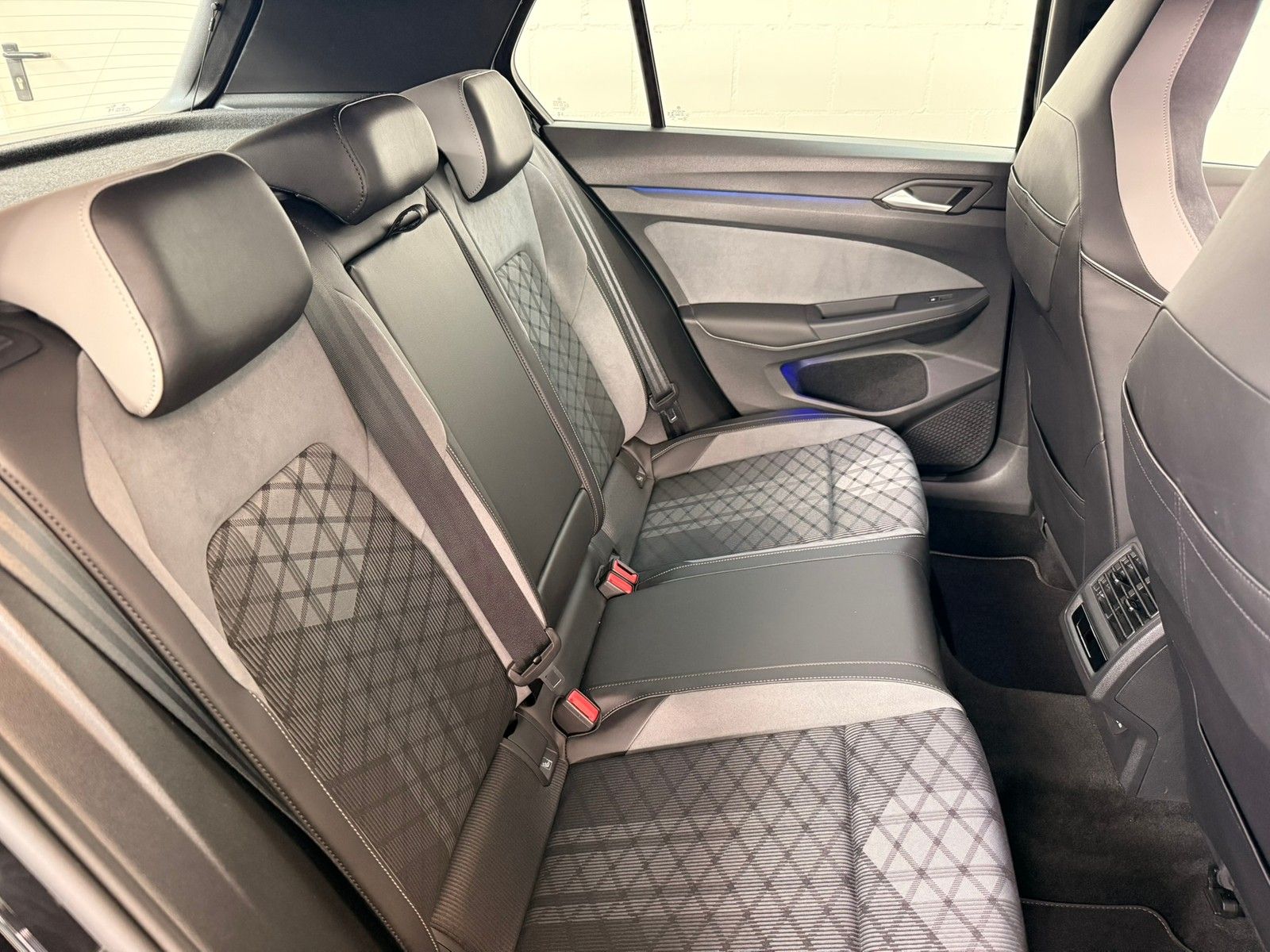 Fahrzeugabbildung Volkswagen Golf VIII Lim. R-Line 1,5 eTSI DSG +Navi+ACC+LED