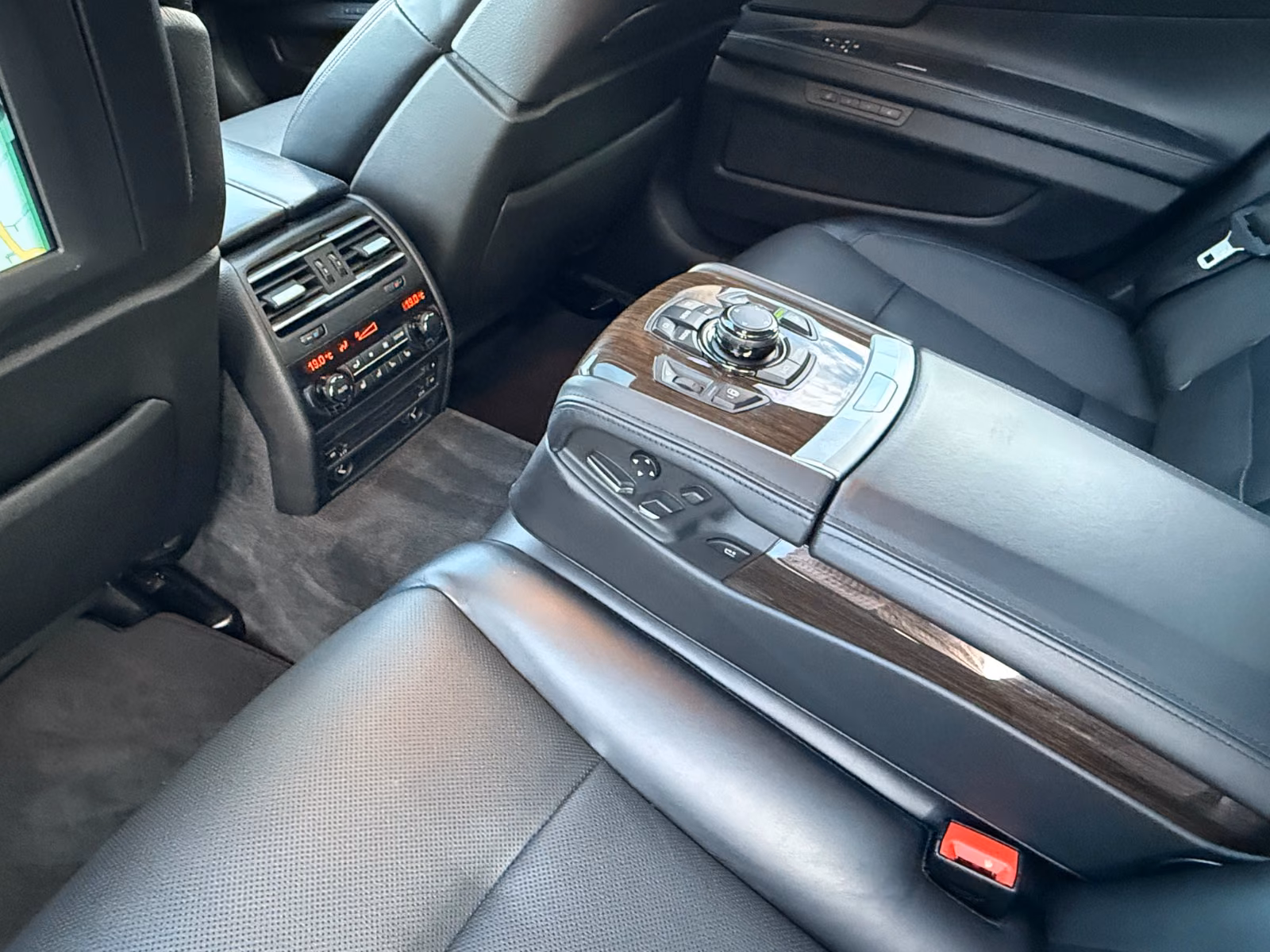 BMW 740i | 326 ch | BVA | Affichage tête haute | Régulateur adaptatif | Sièges ventilés/massants | Chauffage auxiliaire | TV / divertissement arrière