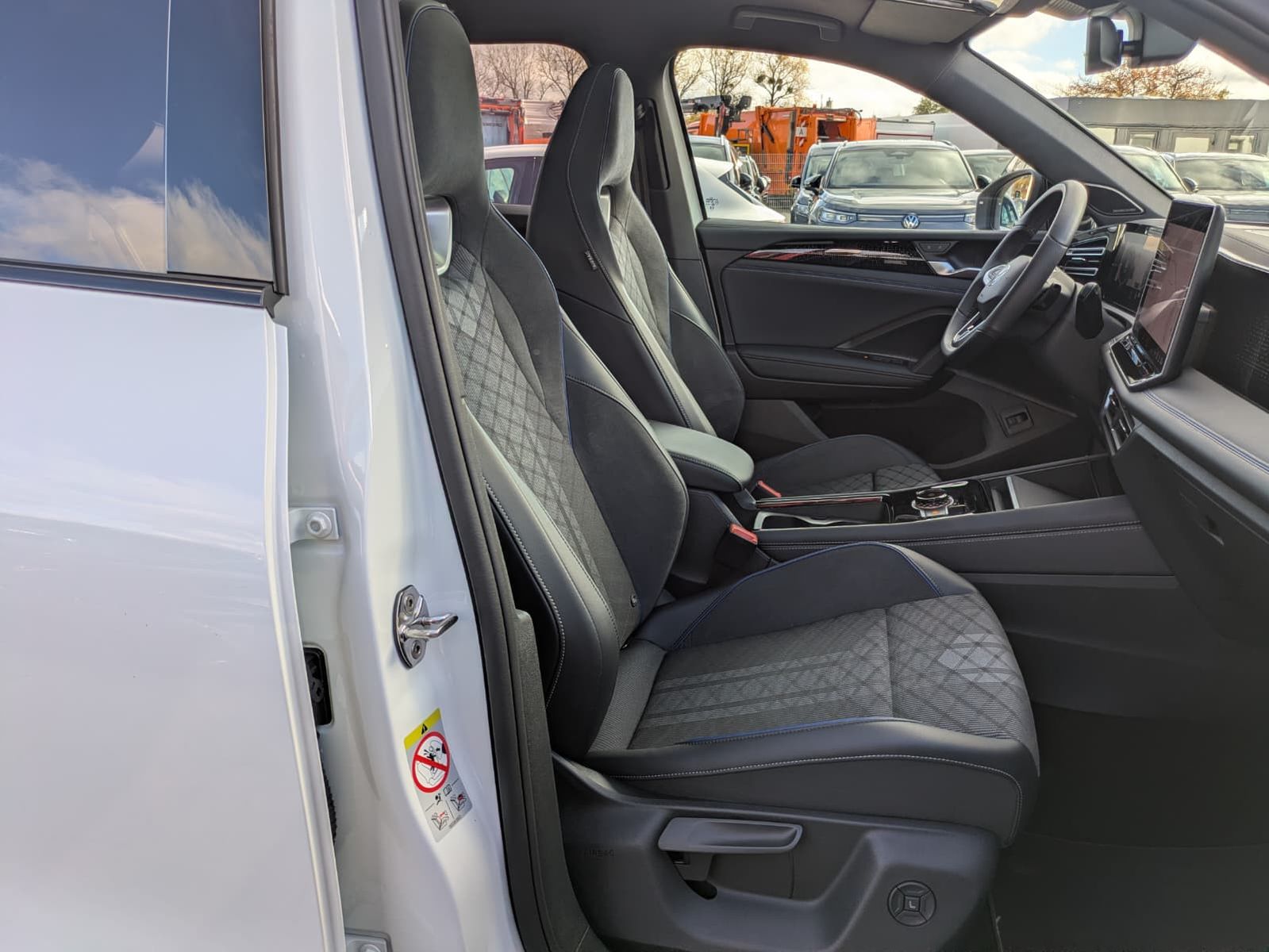 Fahrzeugabbildung Volkswagen Tiguan 2.0 TDI 4M R-Line PANO*H&K*AHK*MATRIX*20"