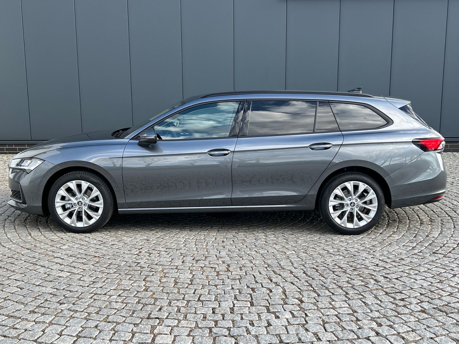 Fahrzeugabbildung SKODA Superb Combi Selection 2.0 TDI DSG *AHK, Navi, 1