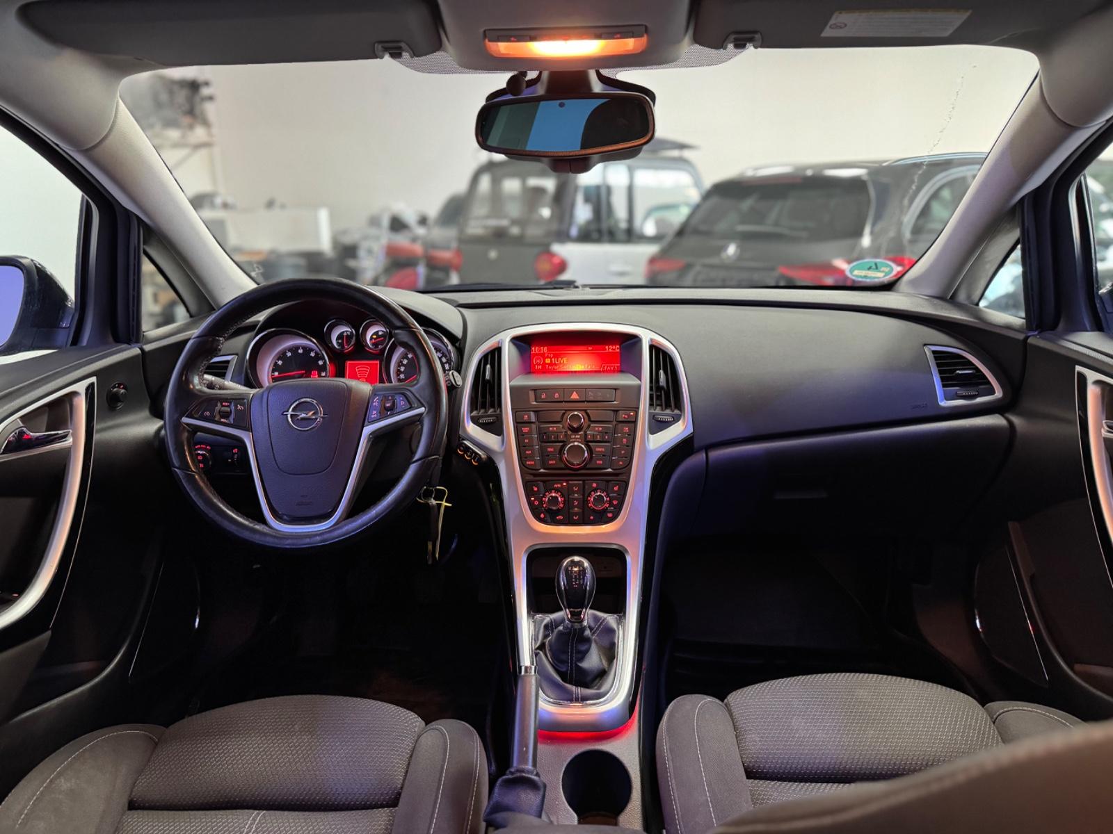 Opel Astra 2011 — photo 11