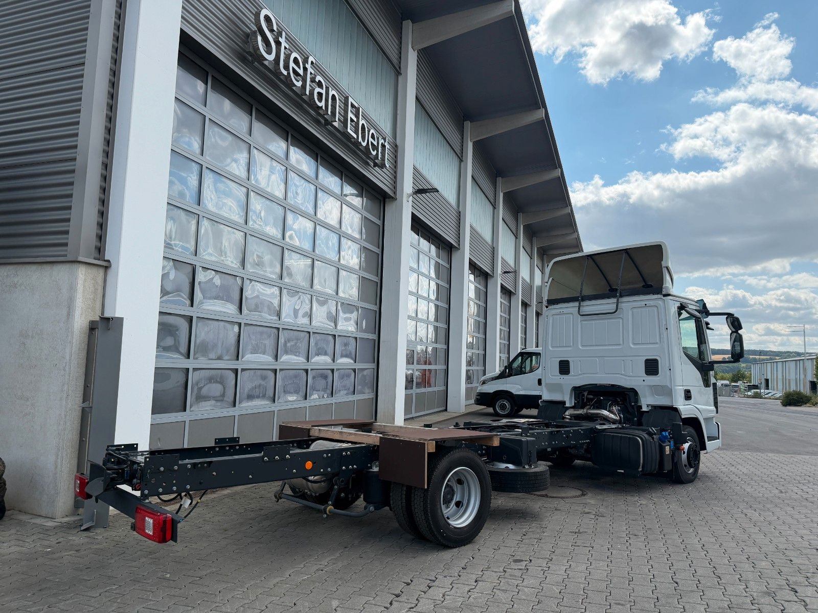 Fahrzeugabbildung Iveco Eurocargo ML80E21/P AHK Klima 3 Sitze Spoiler