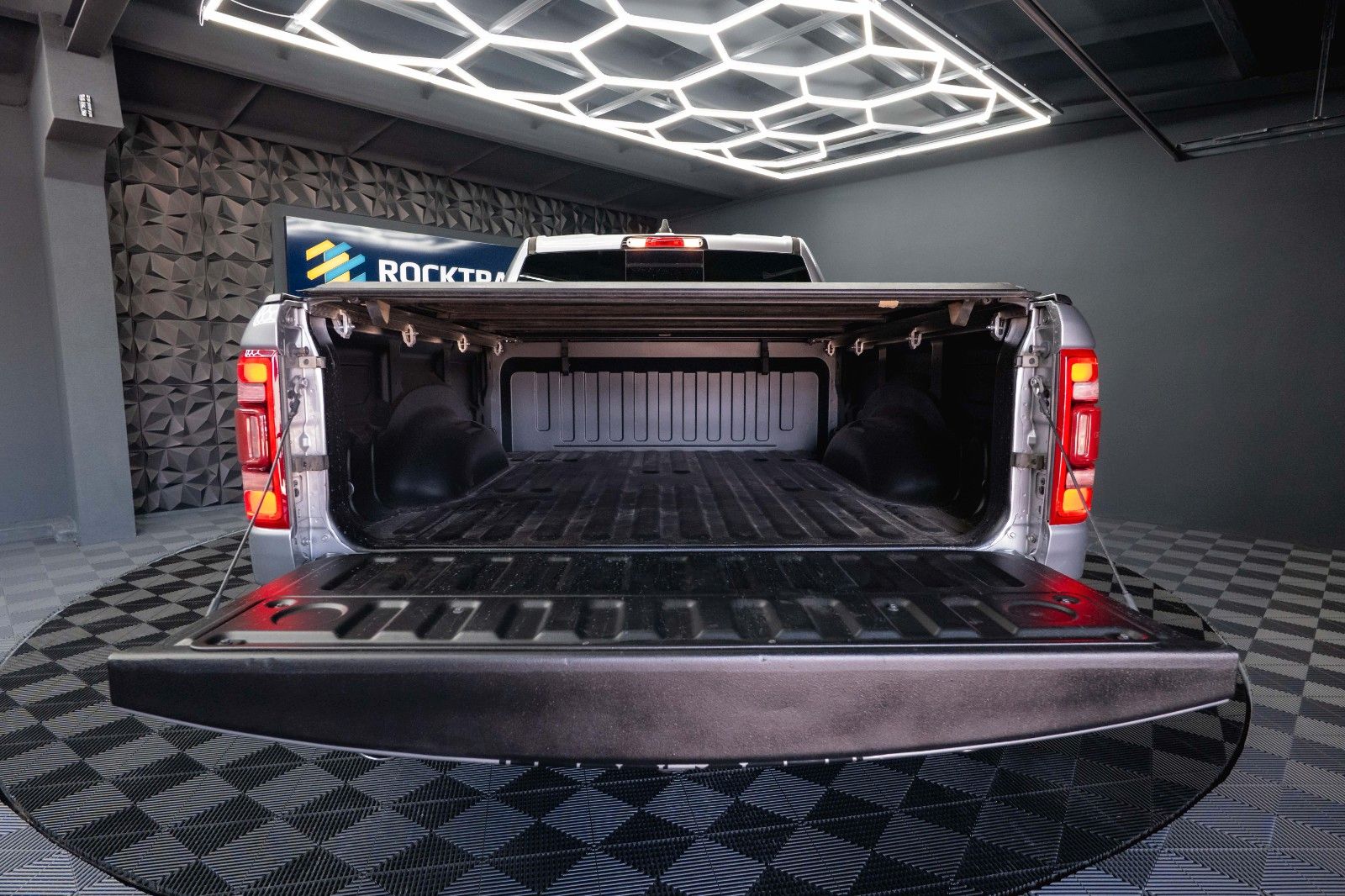 Fahrzeugabbildung Dodge RAM 5.7 V8 HEMI 4x4 Night LARAMIE LONGBED 19%