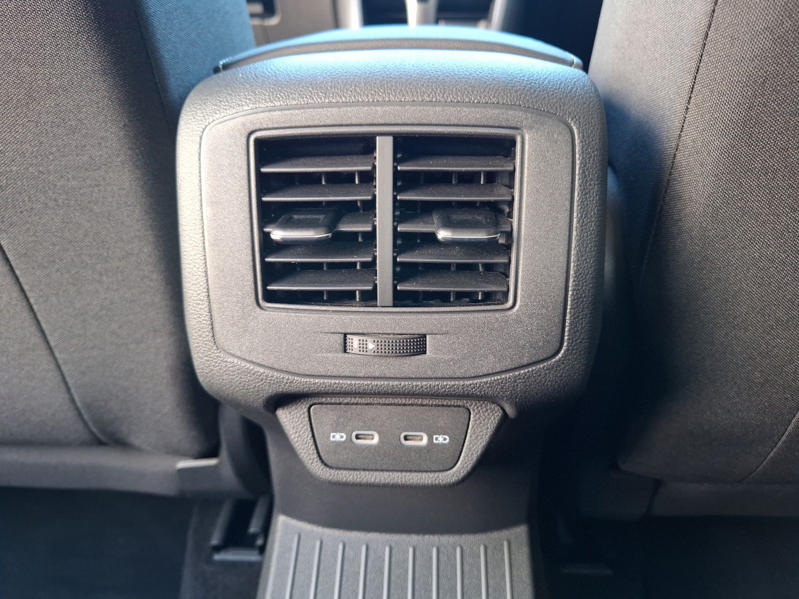 Fahrzeugabbildung Volkswagen T-Roc TSI Style DSG STH LED AHK Navi AID ACC RFK