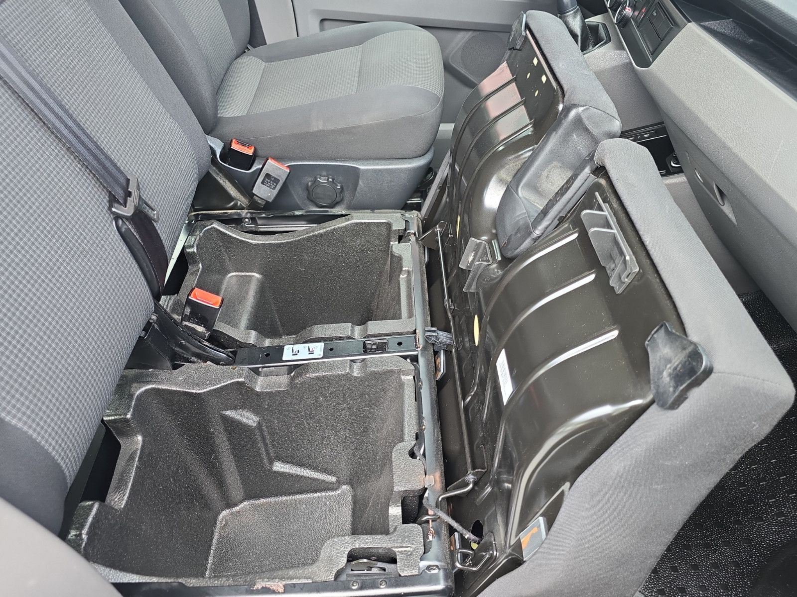 Fahrzeugabbildung Volkswagen T6 Transporter Kombi Langer Radstand 9 Sitzer