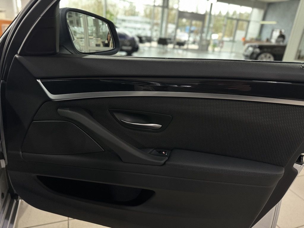 Fahrzeugabbildung BMW 520d Panorama PDC Xenon Sitzhzg NaviPro Tempomat