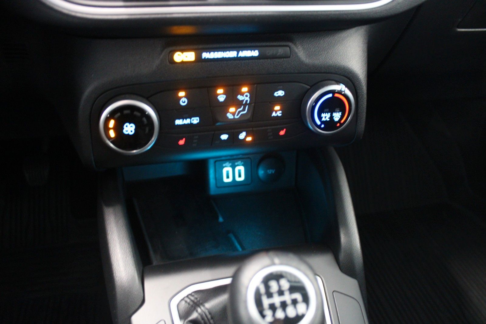 Fahrzeugabbildung Ford Focus Cool & Connect LED NAVI CAM PDC WinterPak.