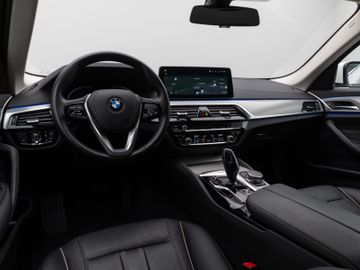 Fahrzeugabbildung BMW 520d Luxury Line Kamera HUD DAB AHK Alarm 19Zoll