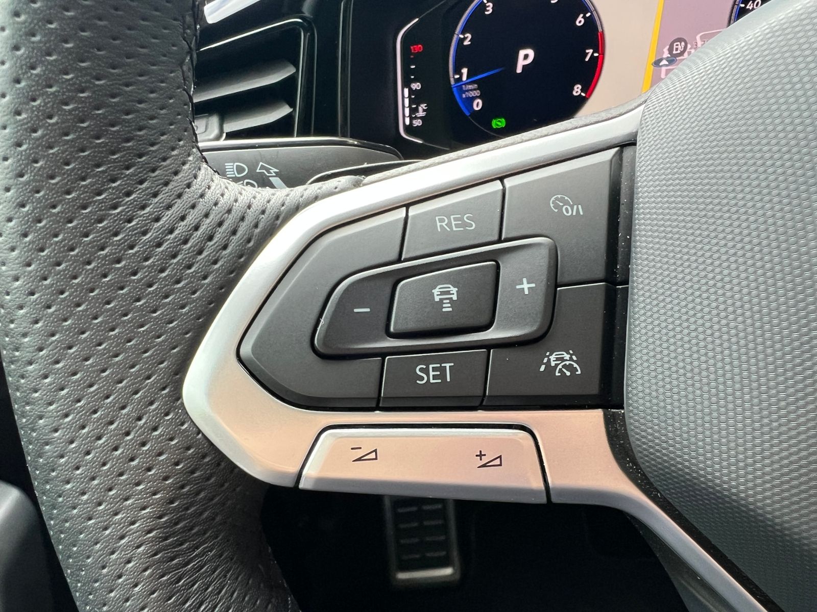 Fahrzeugabbildung Volkswagen T-Roc R-Line 2.0 TSI DSG 4MOTION *AHK,Pano,DCC,1
