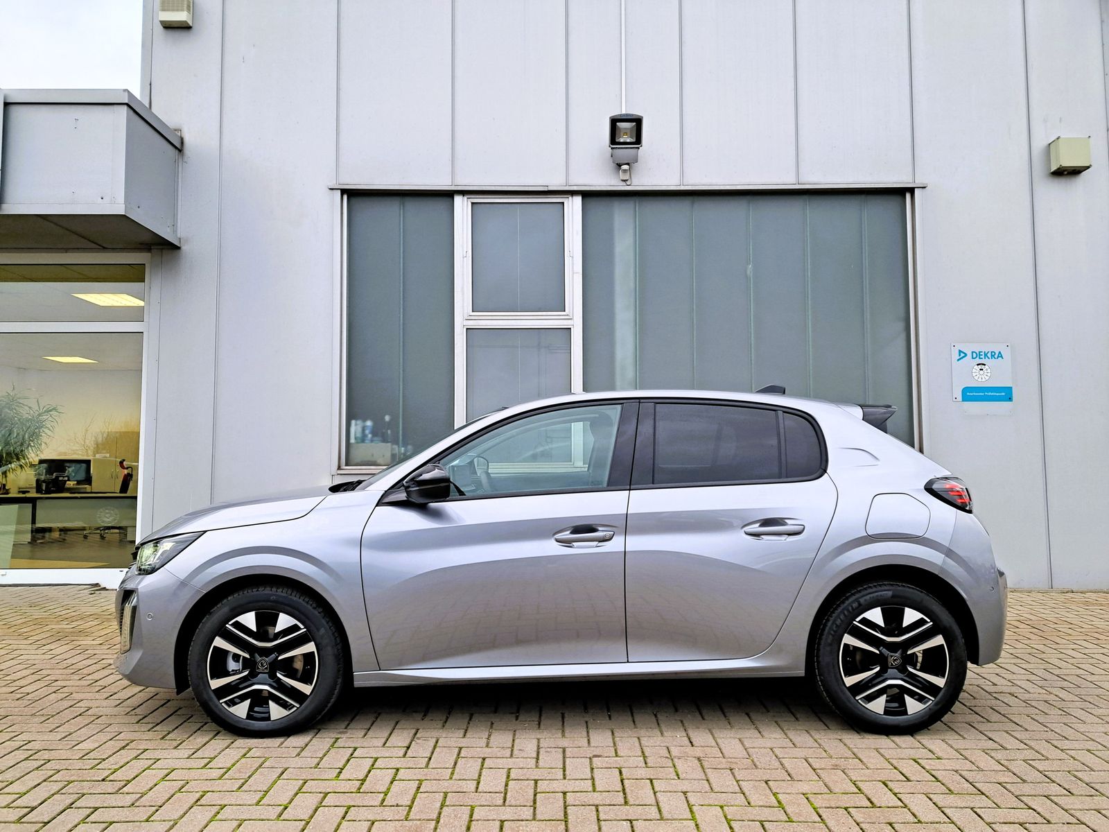 Fahrzeugabbildung Peugeot 208 Allure 1.2 Hybrid AUTOMATIK NAVI SITZHEIZUNG