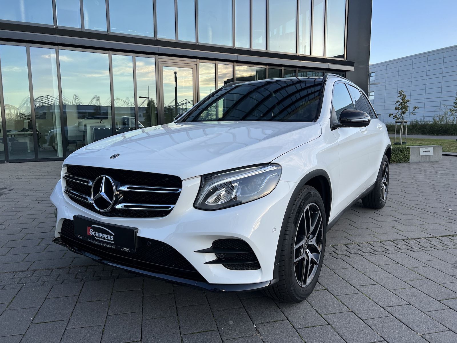 Fahrzeugabbildung Mercedes-Benz GLC 250 4Matic AMG NAVI/LED/AHK/PANO/R-KAMERA