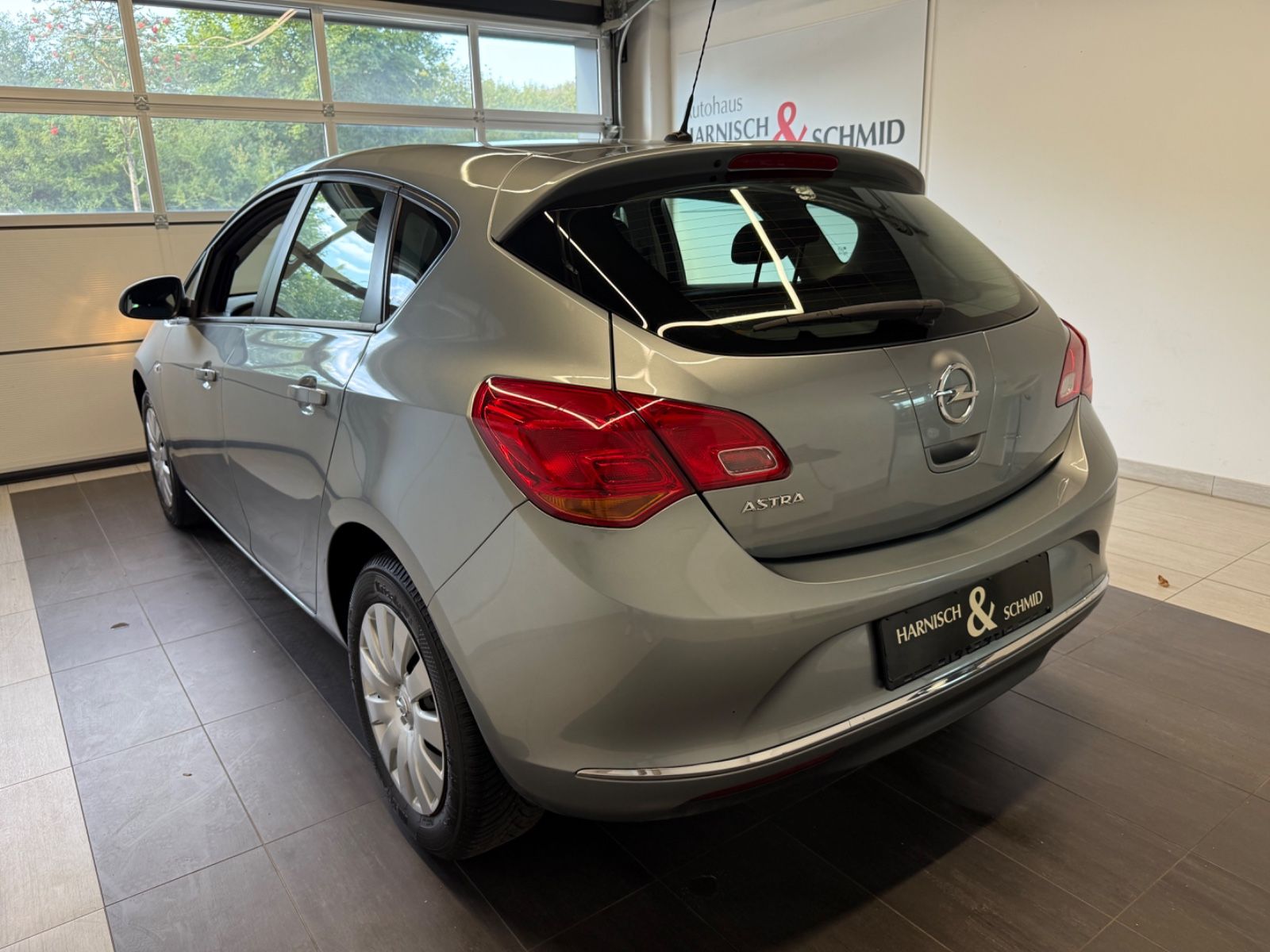 Fahrzeugabbildung Opel Astra J Lim. 5-trg. Selection, Klima,