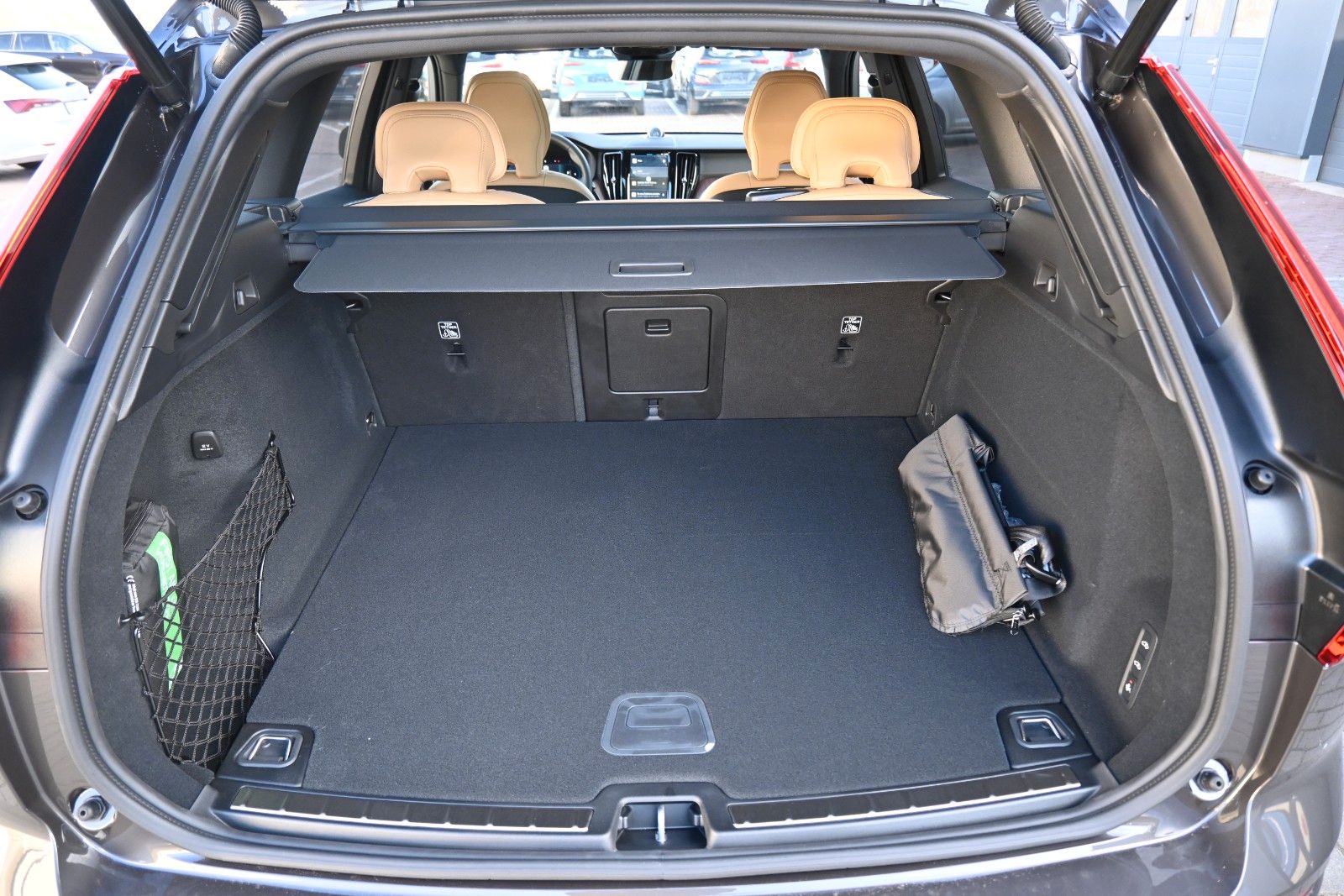 Fahrzeugabbildung Volvo XC60 B5 AWD Ultra Dark*LUFT*360°*ACC*B&W*AHK