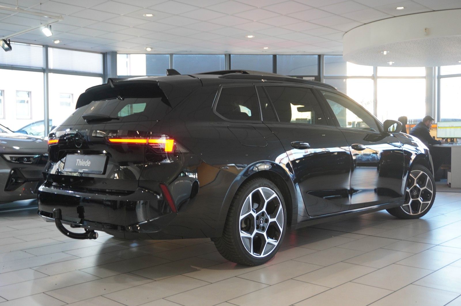 Fahrzeugabbildung Opel Astra L ST 1.2T ULTIMATE NAVI/LED/360°/HUD/AHK