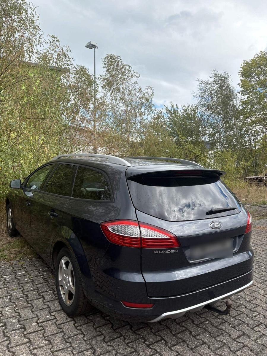 Ford Mondeo 2010 — rear view