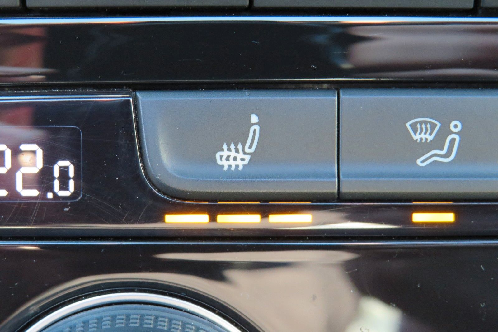 Fahrzeugabbildung Volkswagen T-Roc SPORT PANO AHK LED NAVI ACC PDC SITZH. 1.H