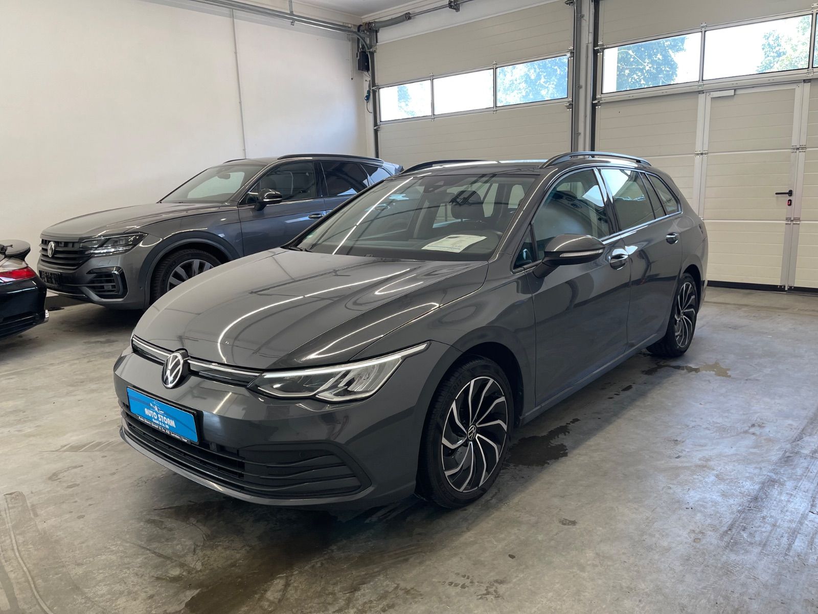 Volkswagen Golf - 1