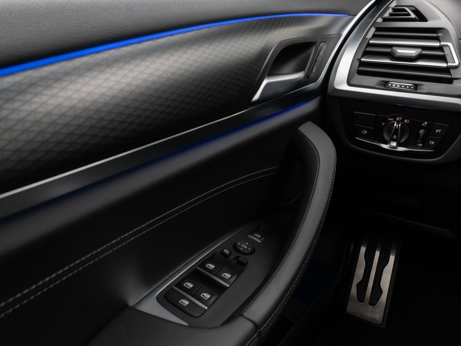 Fahrzeugabbildung BMW X3 xD20i M Sport Panorama 360°DAB HiFi Komfort