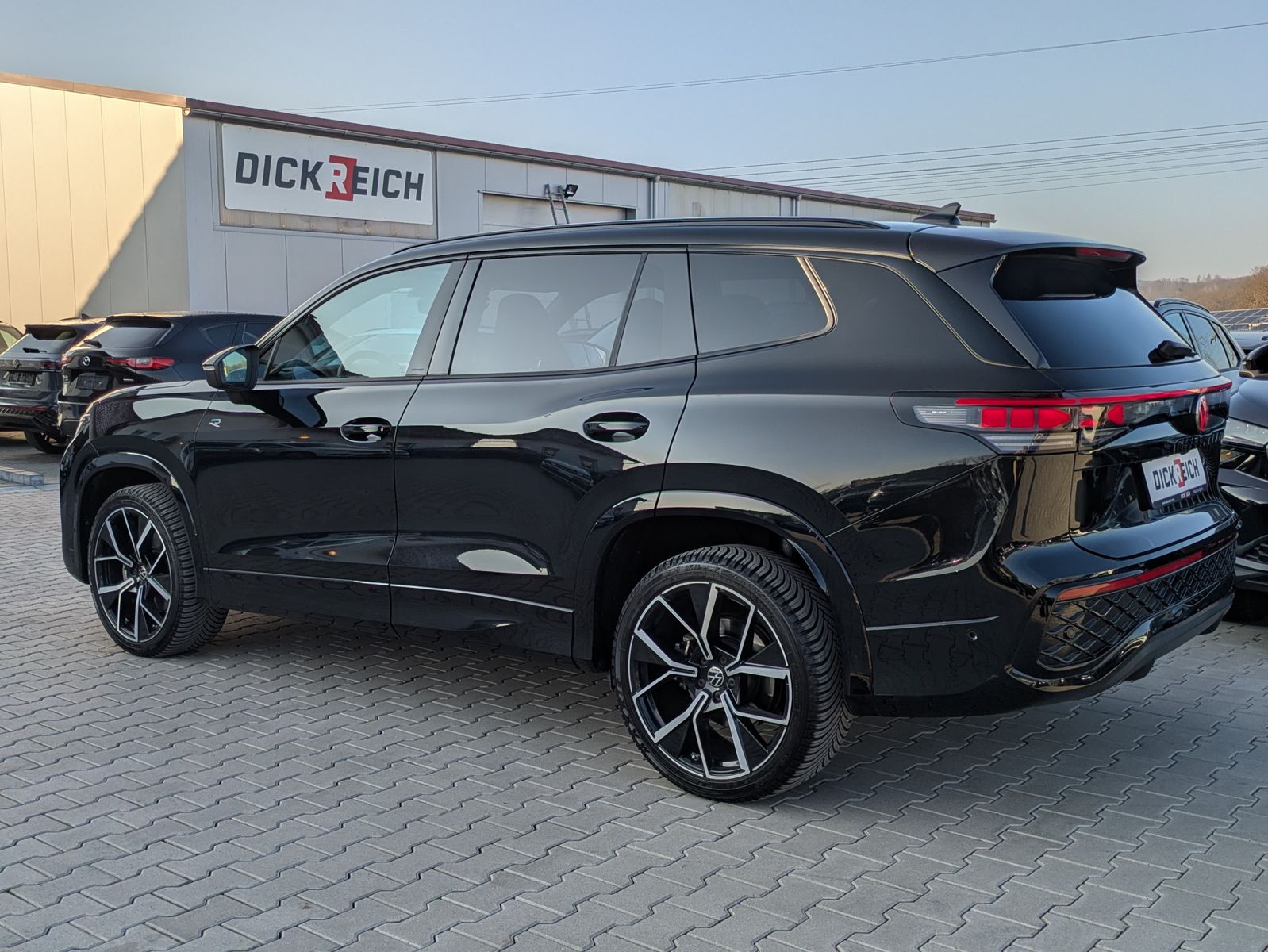 Fahrzeugabbildung Volkswagen Tayron 2.0 TDI 4M R-Line 7S*IQ-L.*PANO*HUD*AHK