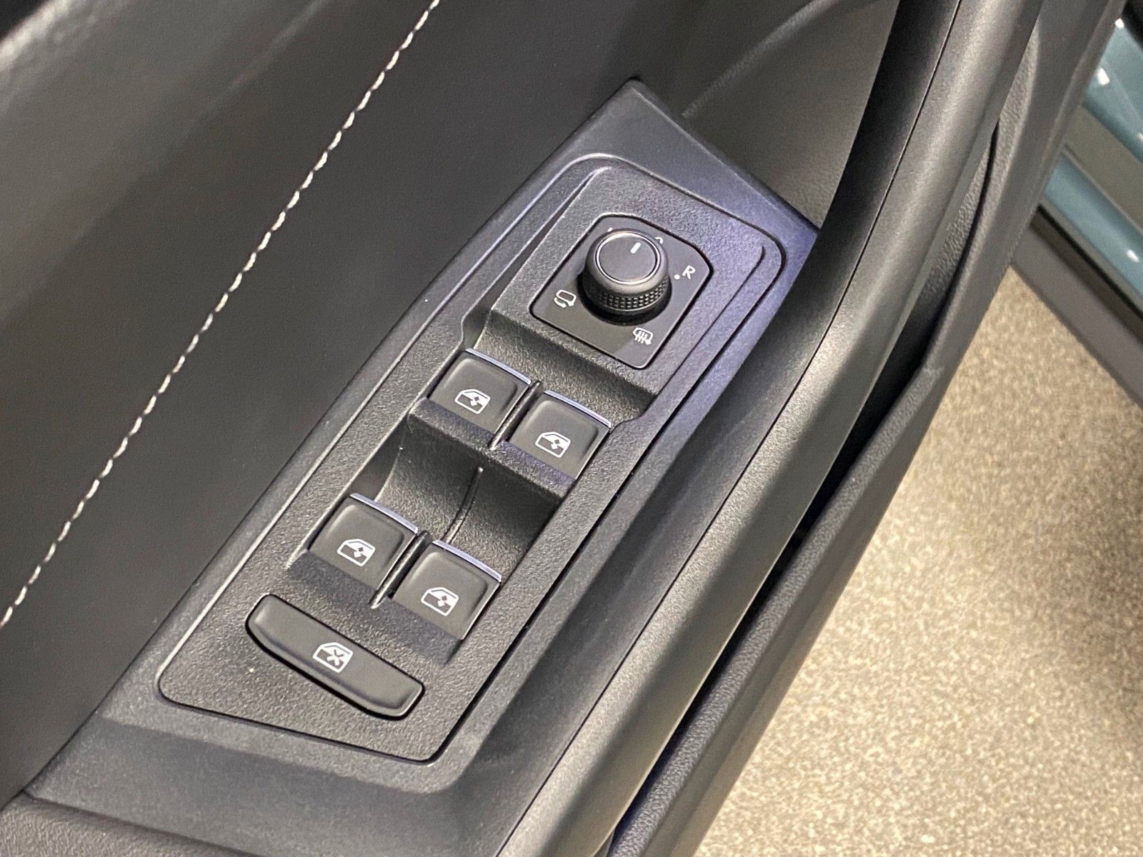 Fahrzeugabbildung Volkswagen T-Roc 1.5 TSI DSG R-Line+ACC+Garantie bis 2030++