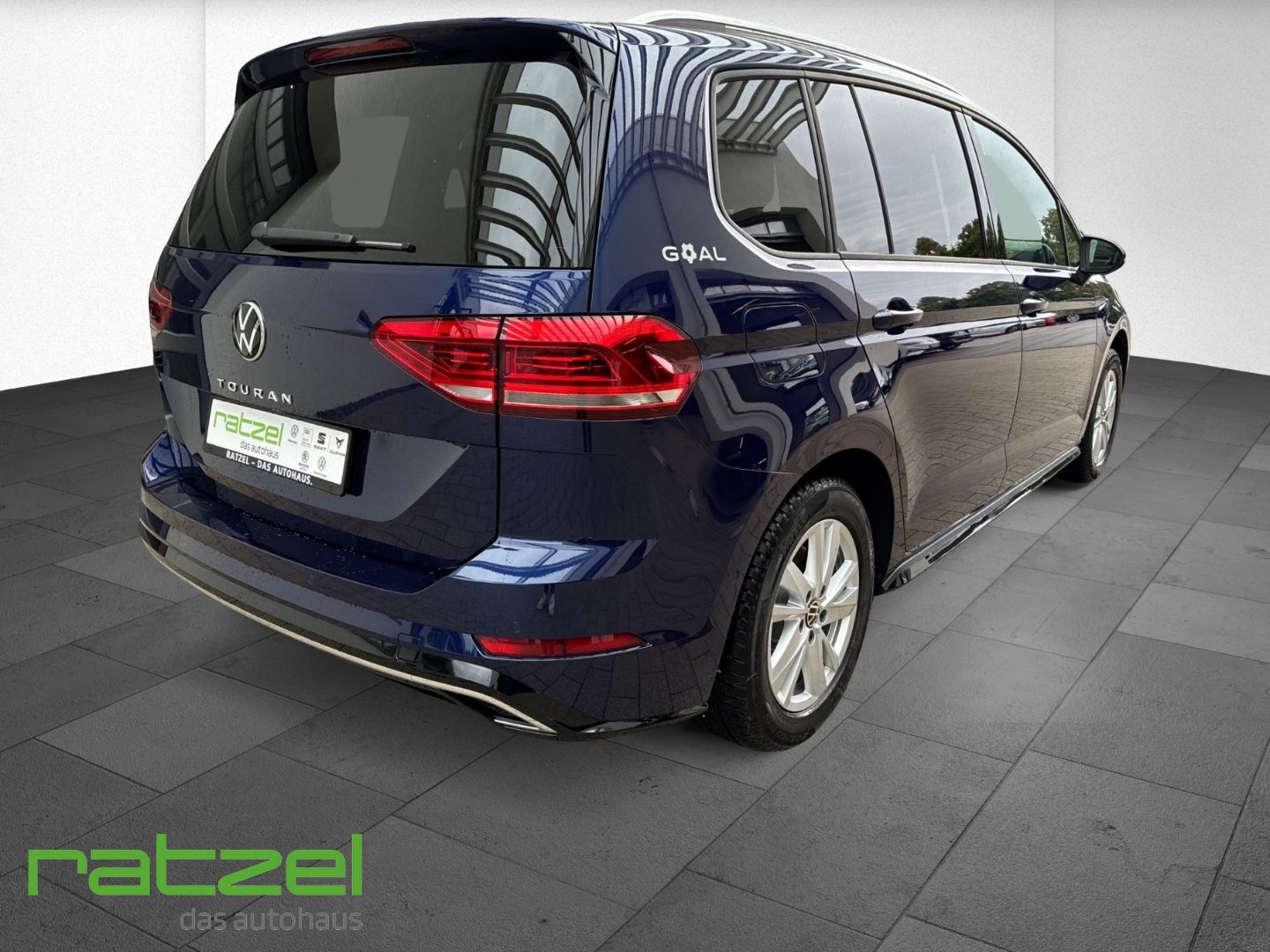 Fahrzeugabbildung Volkswagen Touran R-LINE 1.5 TSI DSG 8-fach+7-Sitzer+AHK