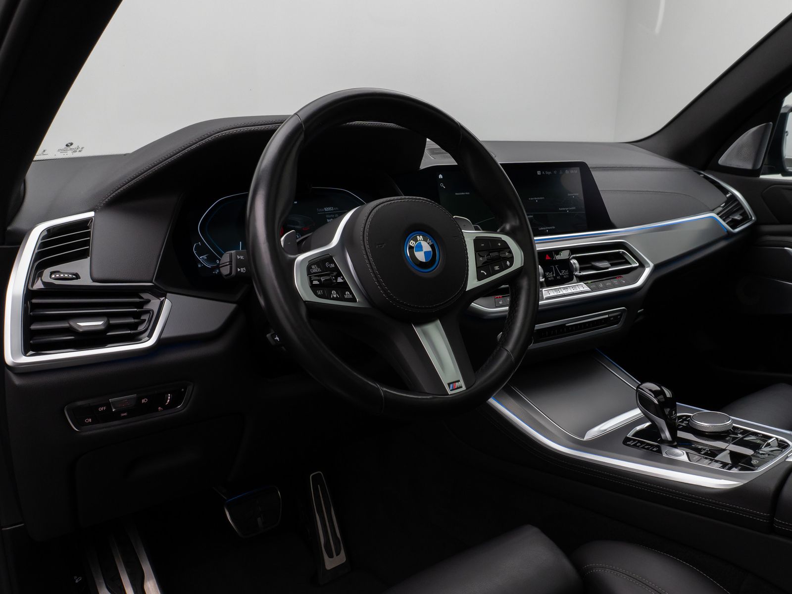 Fahrzeugabbildung BMW X5 xD45e M Sport Panorama Laser 360°HUD DAB B&W