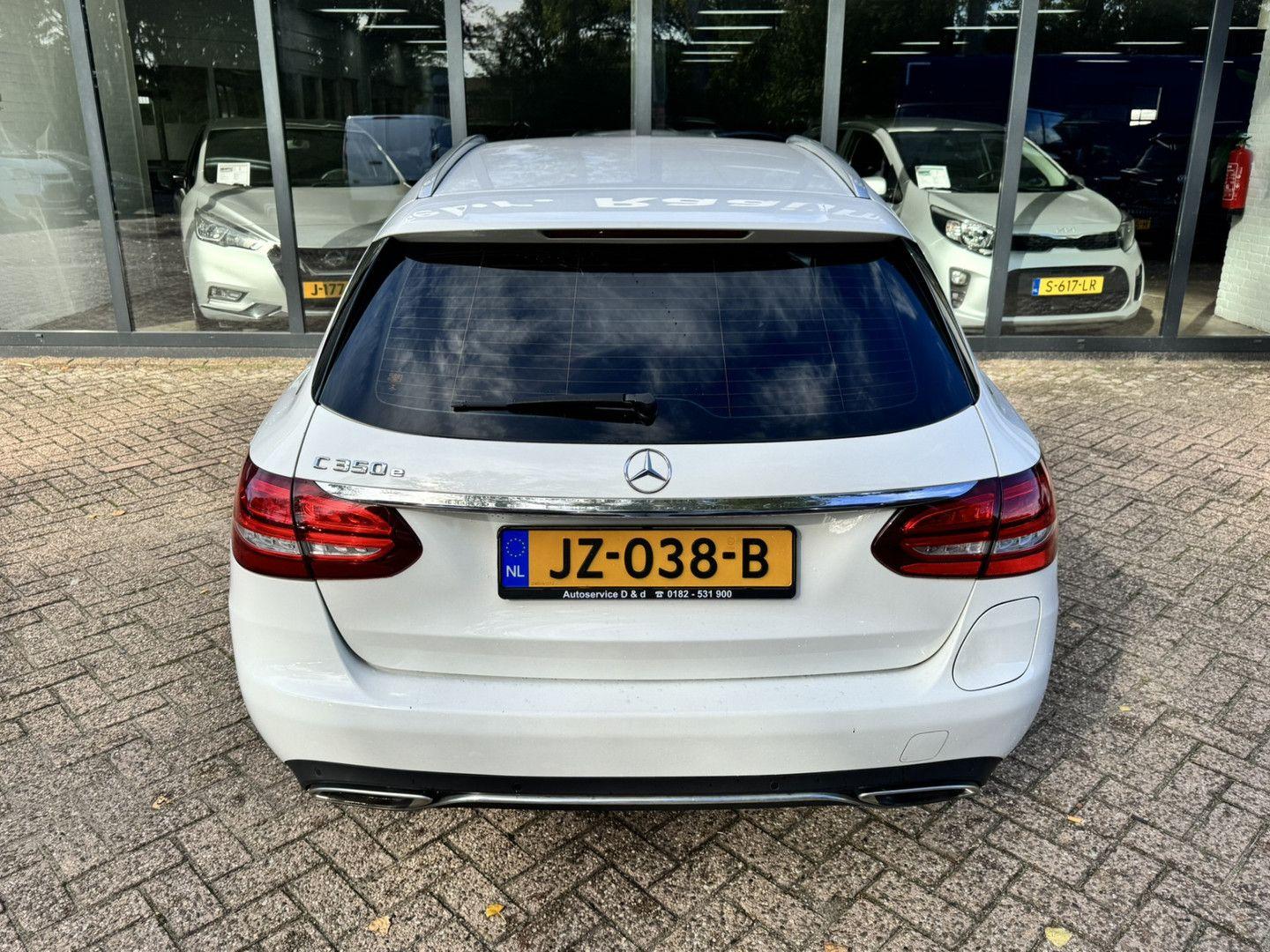 Mercedes-Benz C350 2015 — photo 11