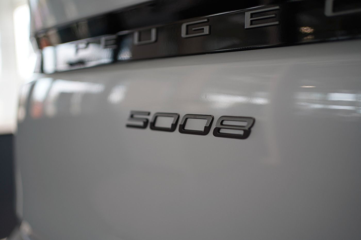 Fahrzeugabbildung Peugeot 5008 Allure Hybrid 145 e-DSC6 7 Sitzer Navi