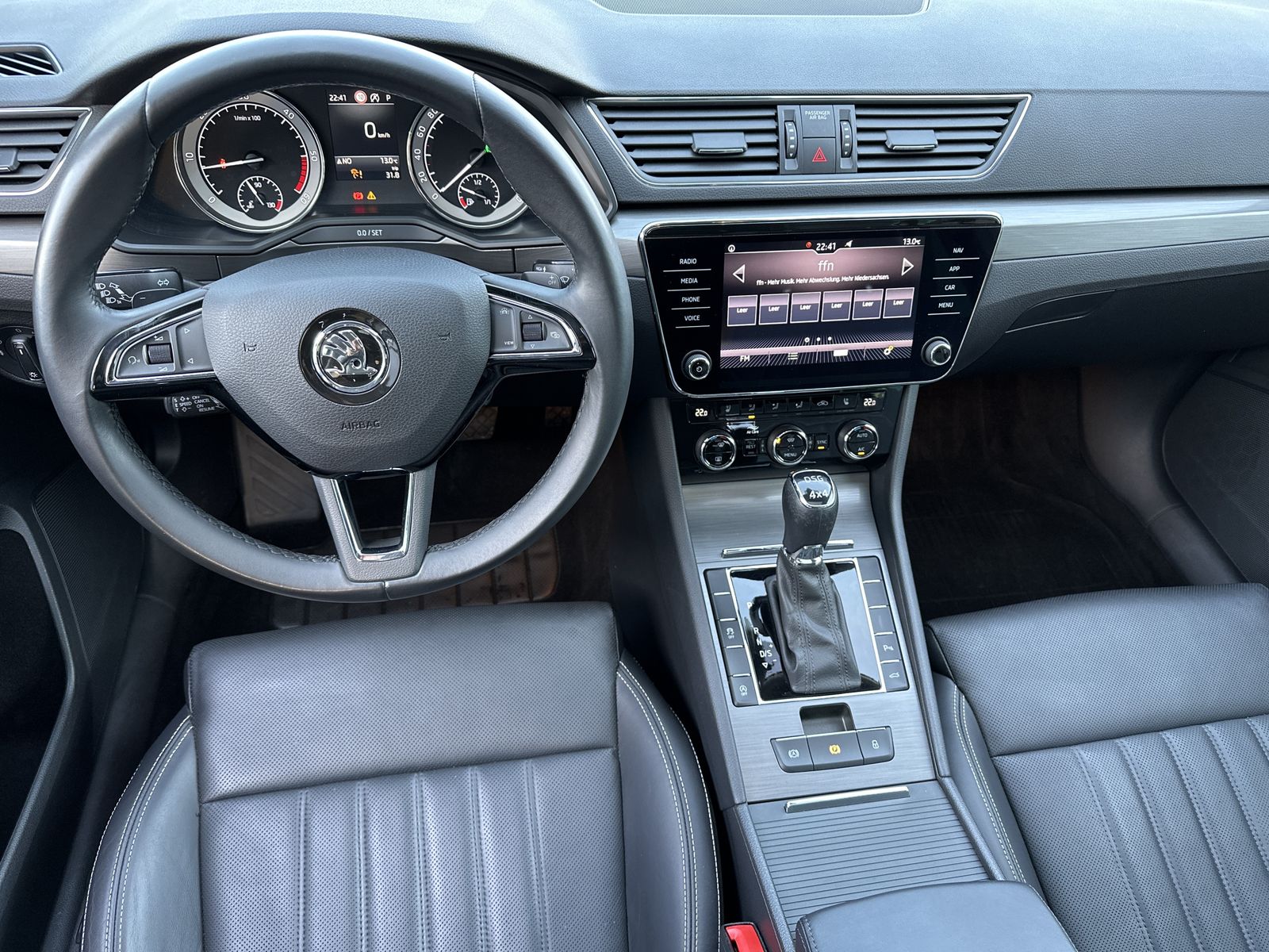 Fahrzeugabbildung SKODA Superb Combi 2.0 TDI DSG 4x4 NAV+LED+VCOCK+PANO