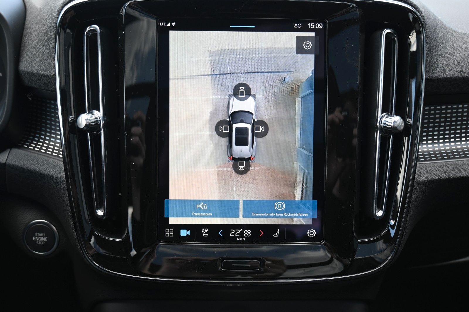 Fahrzeugabbildung Volvo XC40 B3 DKG Ultra Dark*FSHZG*PANO*360°*ACC
