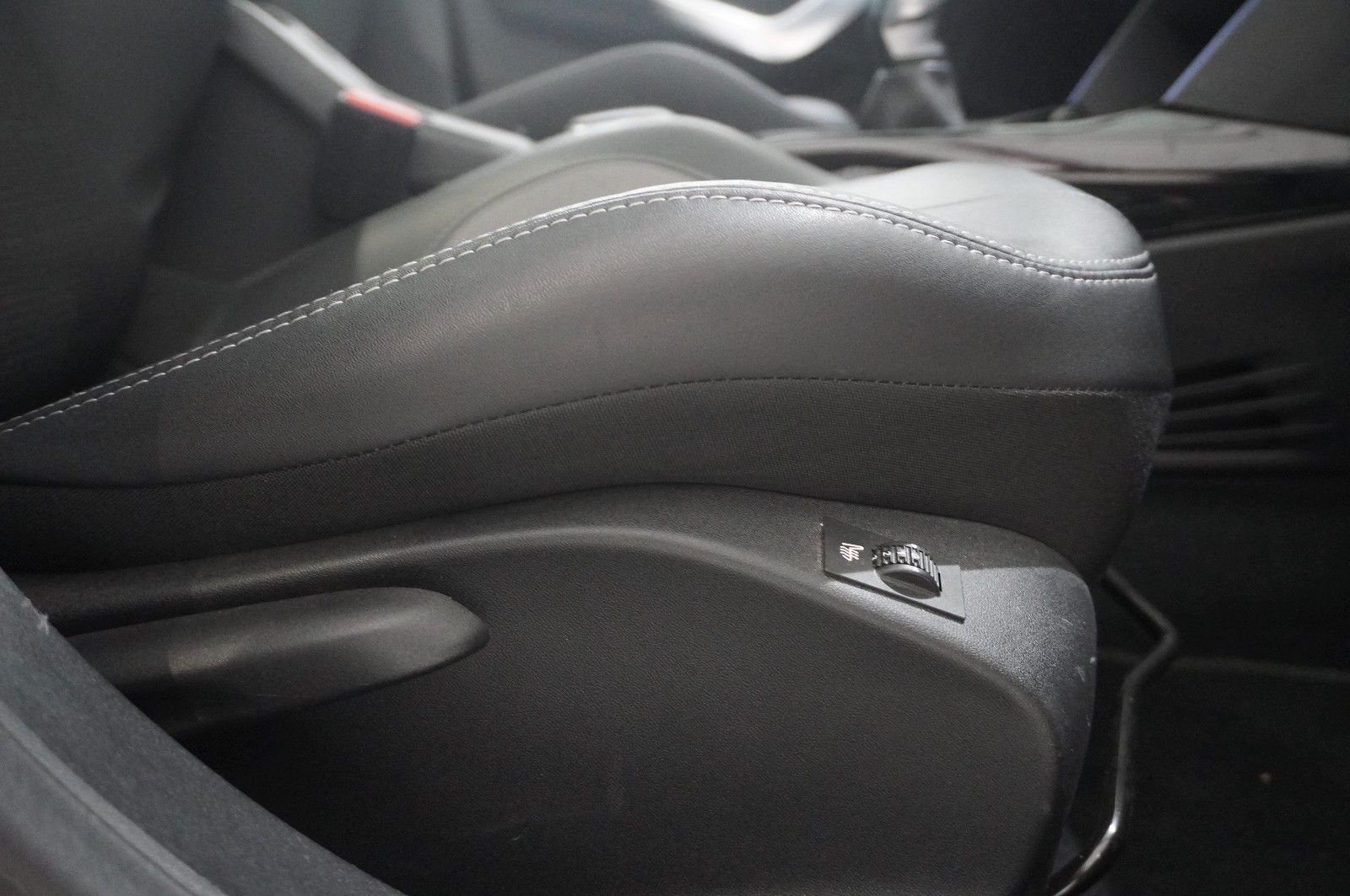 Fahrzeugabbildung Peugeot 2008 1.5D ALLURE NAVI/LED/KAMERA/SHZ/PANO./SPORT