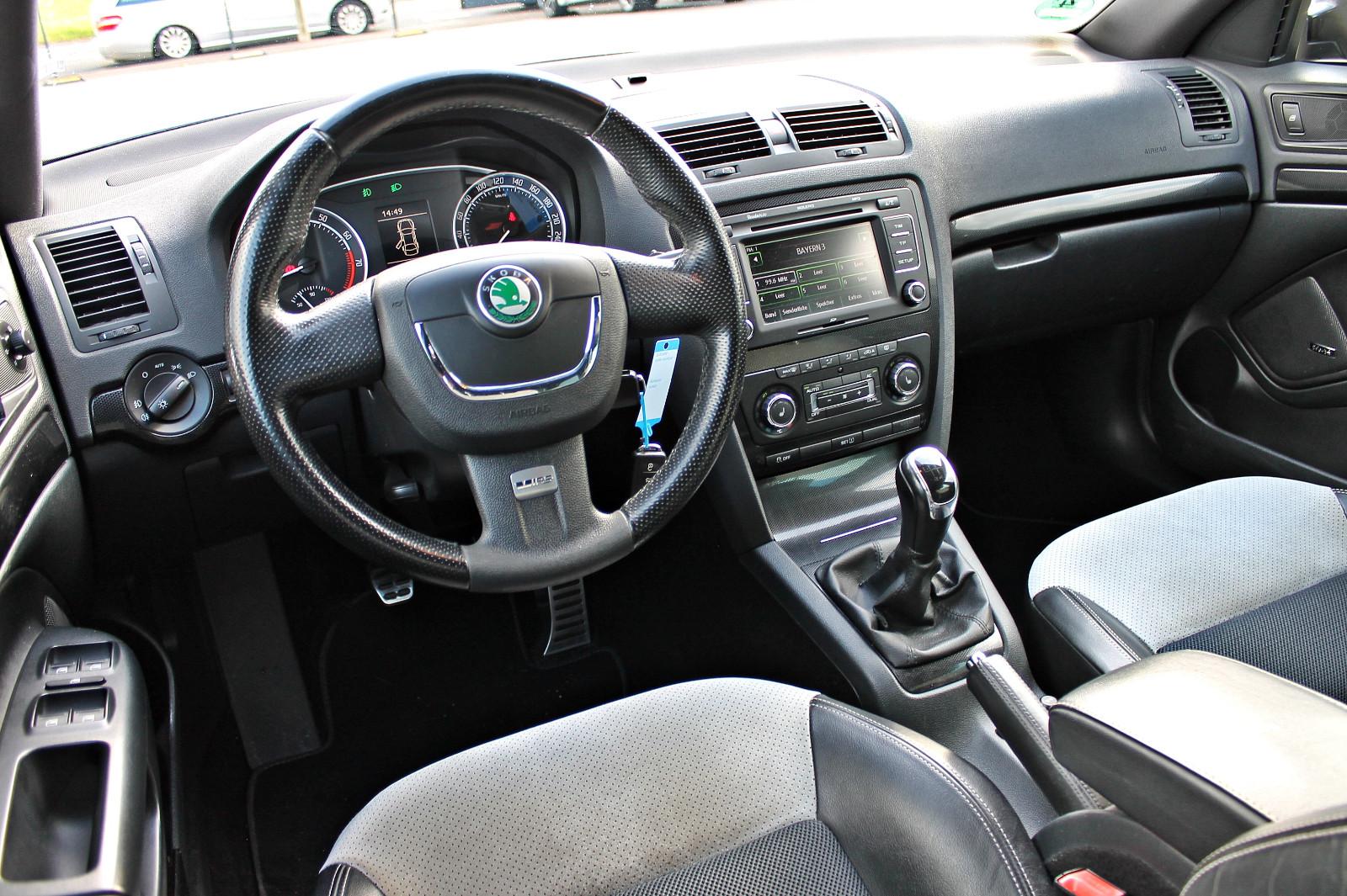 Skoda Octavia Combi RS 2.0 TSI 200 ch BVM / 165 000 km / Alcantara / Bi-Xénon / Sièges chauffants