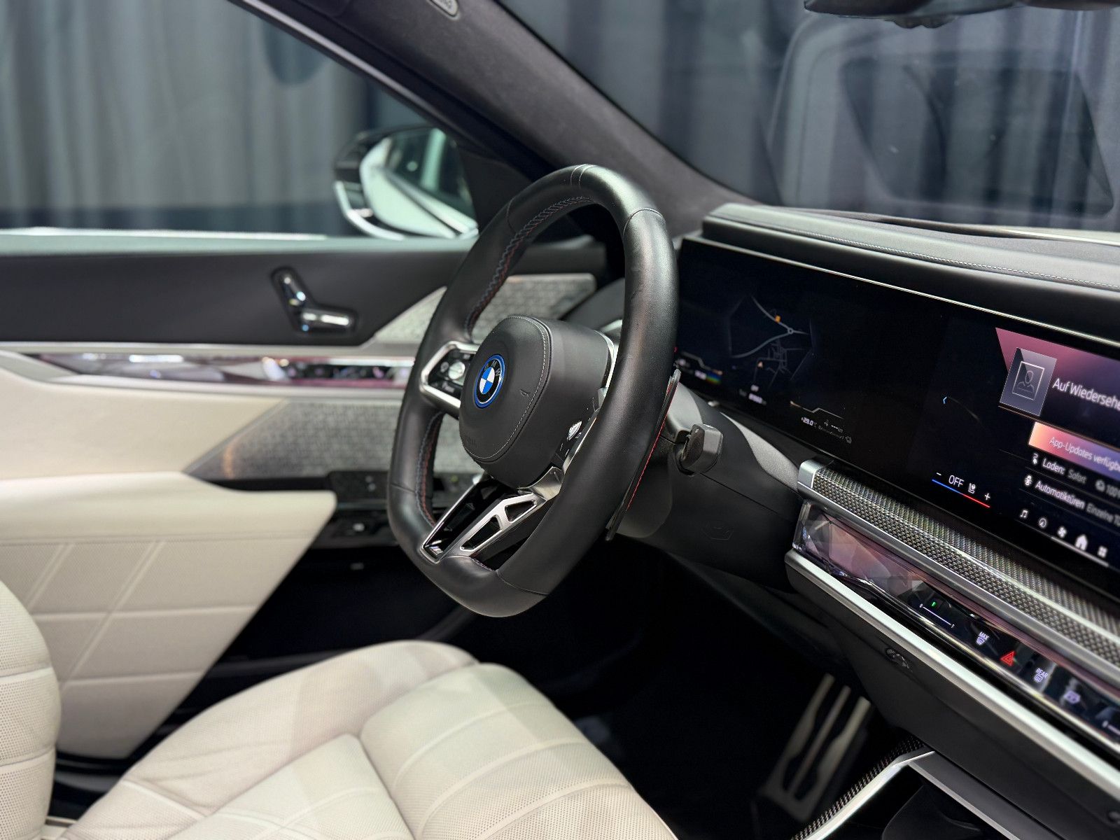 Fahrzeugabbildung BMW M760 e xDrive M-SPORT|TV|B&W|SKY-LOUNGE|MEGAVOLL