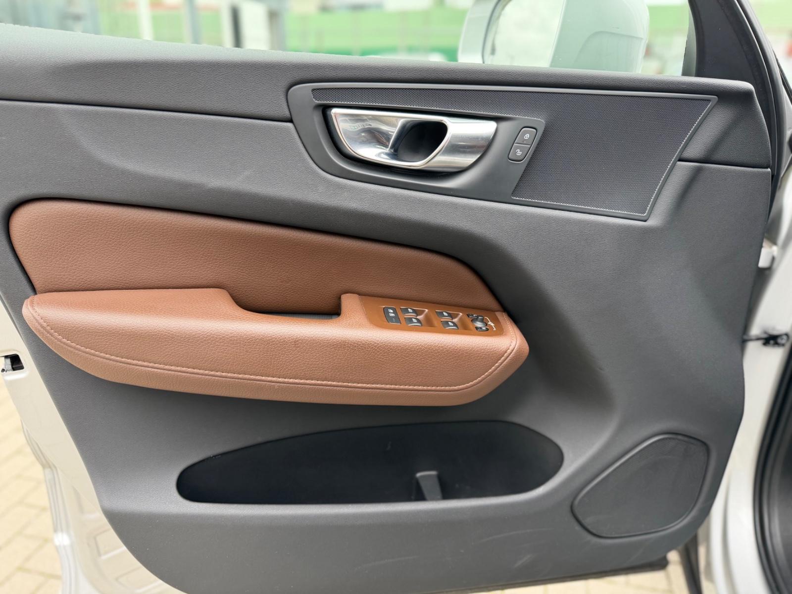 Volvo XC60 Momentum Pro*LEDER*ACC*LED*SENSUS*APPLECAR