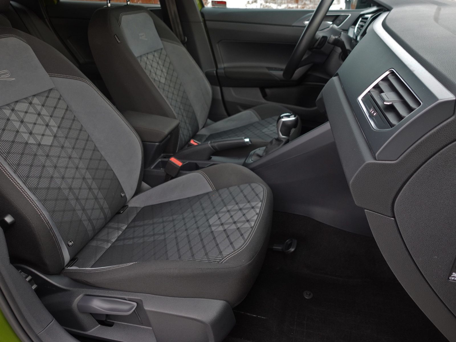 Fahrzeugabbildung Volkswagen Taigo 1.5 TSI DSG R-Line Black Style AHK Assist