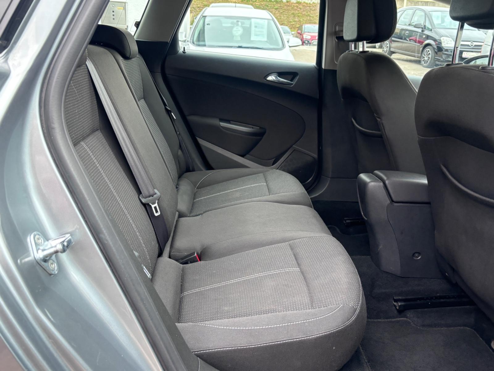 Opel Astra 2014 — photo 14