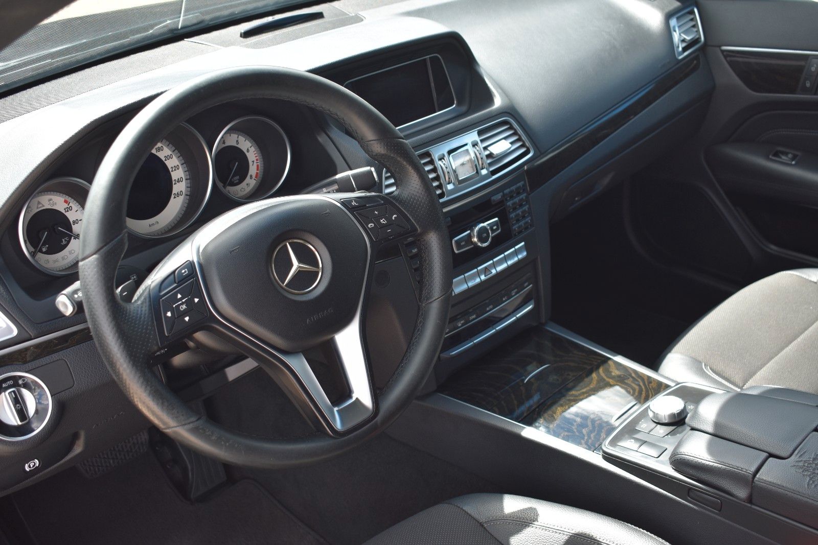 Fahrzeugabbildung Mercedes-Benz E 200 Coupe  ILS /Panorama/SHZ/Navi/19 Zoll