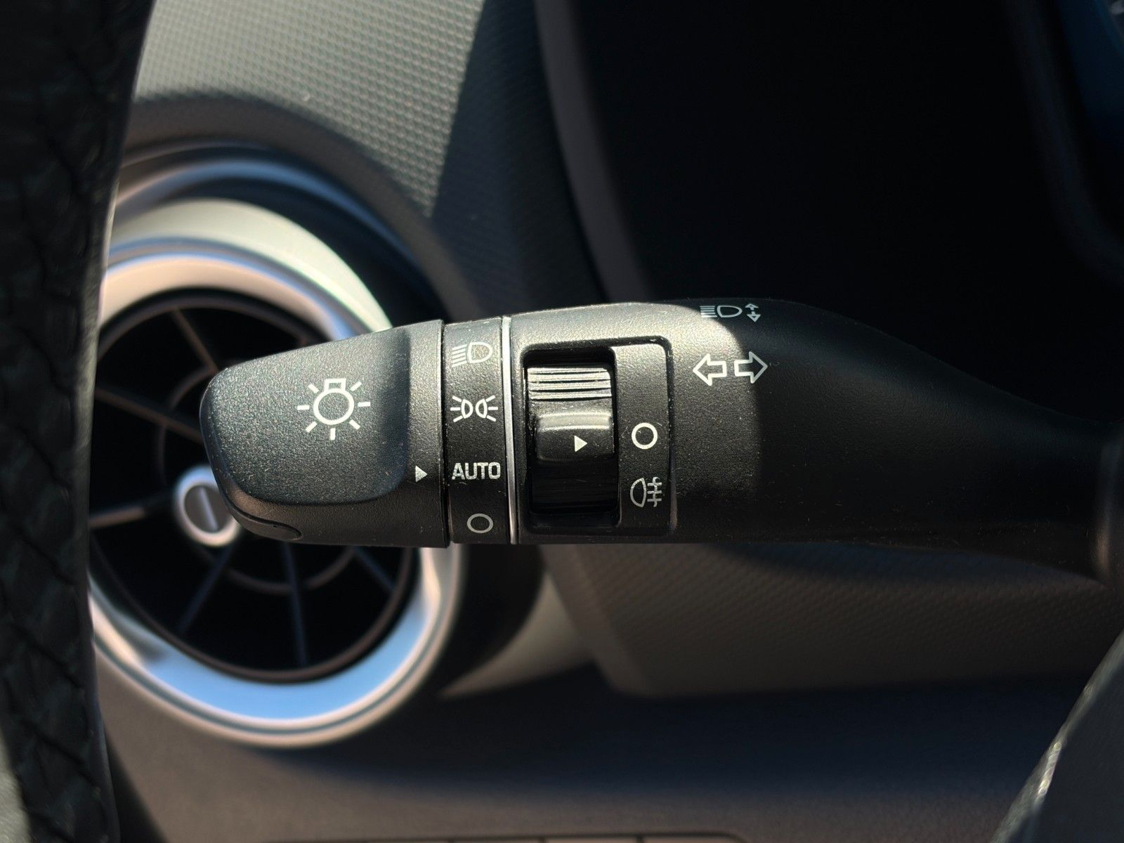 Fahrzeugabbildung Hyundai KONA E Select SHZ LHZ ACC PDC LKA Navi CarPlay