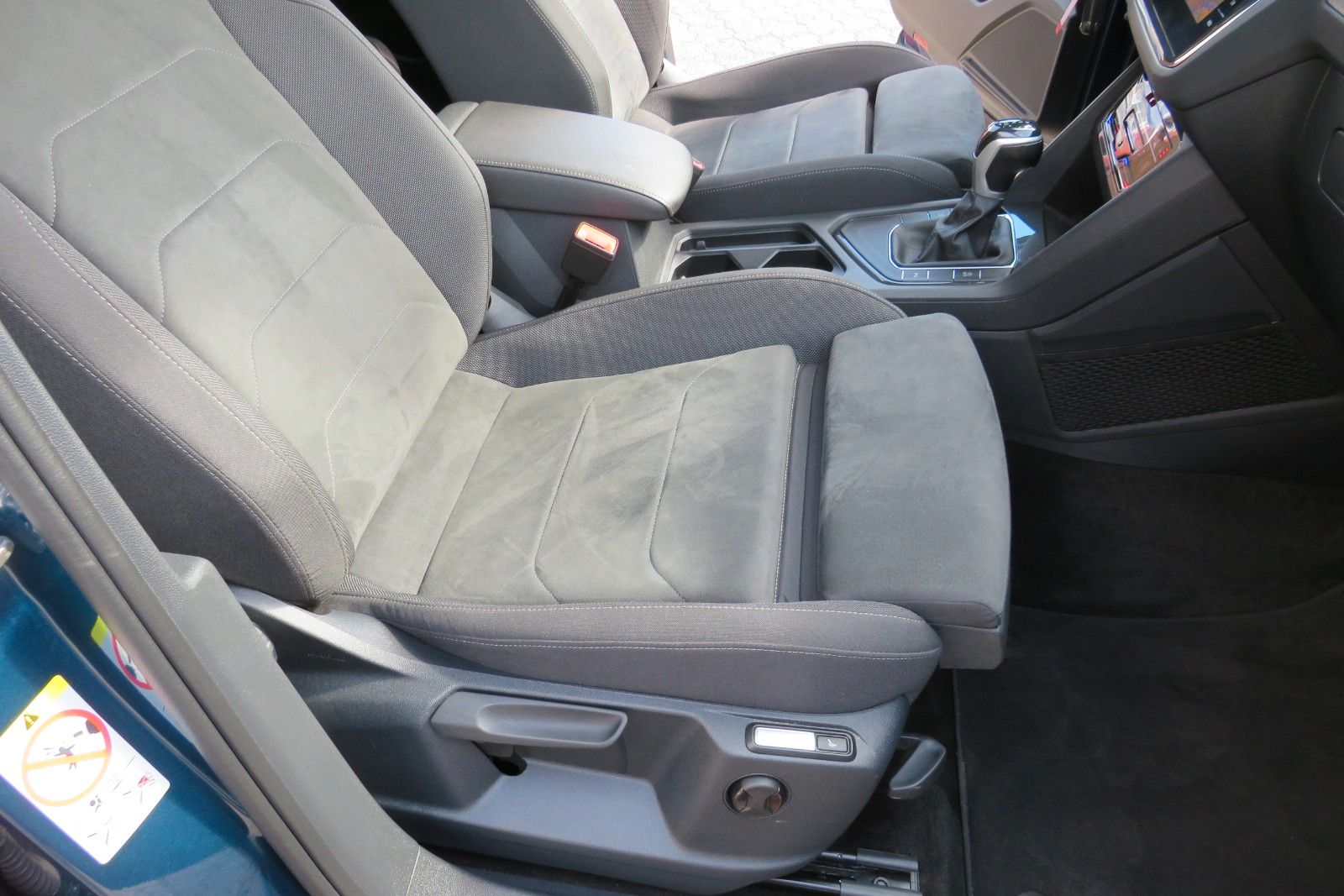 Fahrzeugabbildung Volkswagen Tiguan Life DSG AHK KAMERA ACC PDC SITZH. NAVI 1
