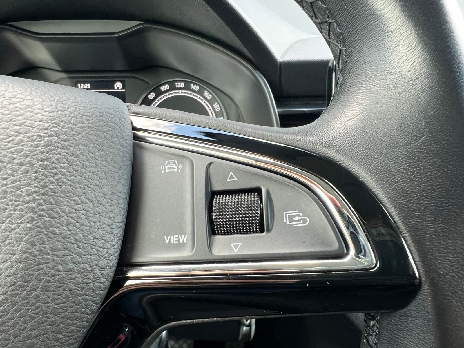 Fahrzeugabbildung SKODA Kamiq Ambition 1.0 TSI * AHK, LED, ACC, SmartLin