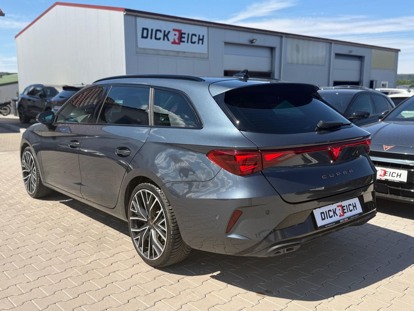 Ilustración del vehículo CUPRA Leon 1.5 eTSI MATRIX*PANO*ALCAN.*AHK*SENN*Drive2
