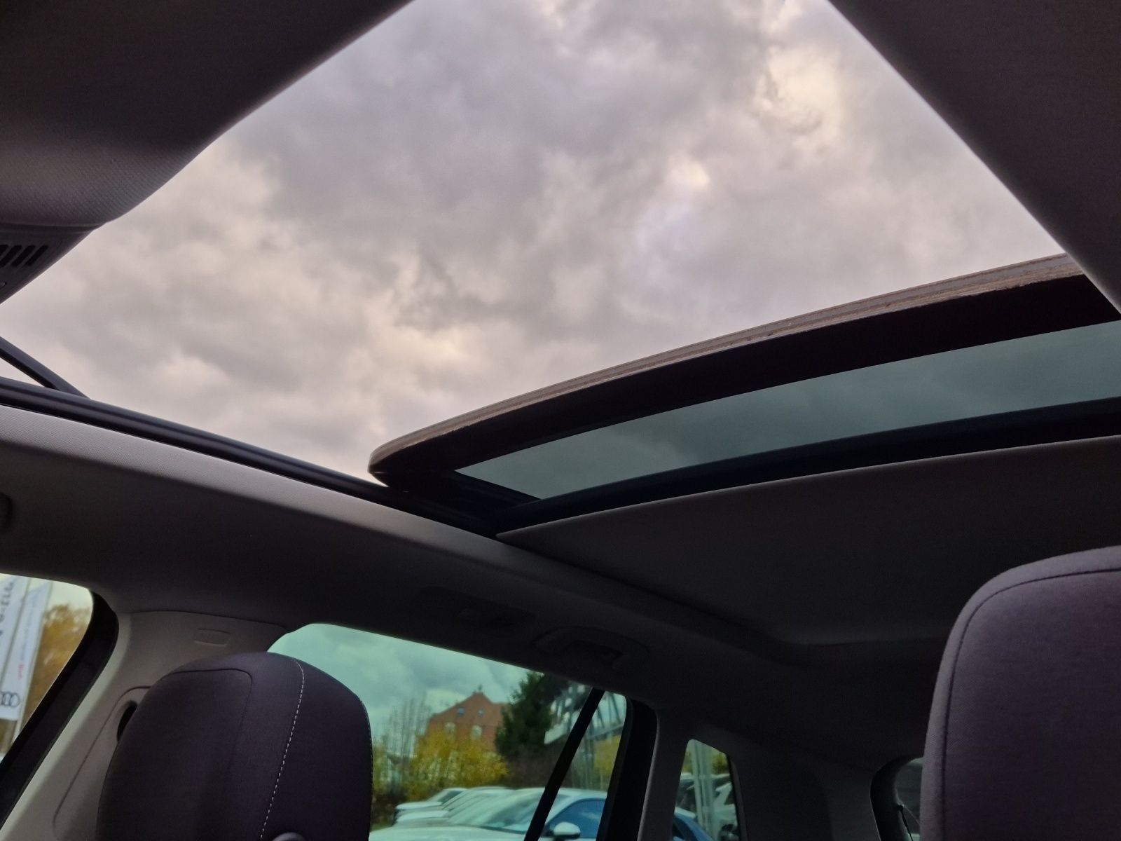 Fahrzeugabbildung Volkswagen Tiguan TSI Life LED AHK Navi Pano ACC Park-Assis