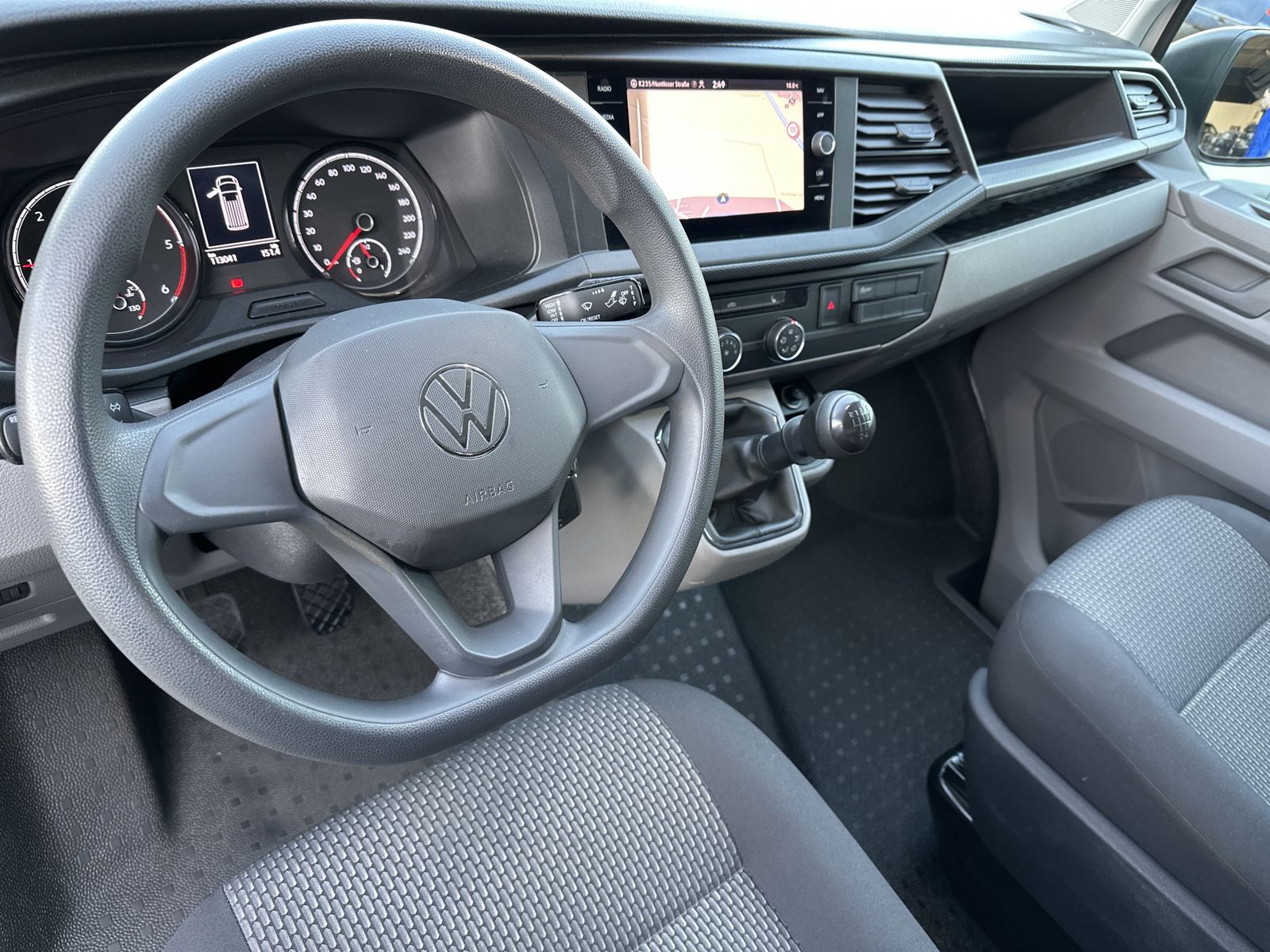 Fahrzeugabbildung Volkswagen T6 Transporter 2.0 TDI Kasten NAV+AHK+SHZ+PP+TEM