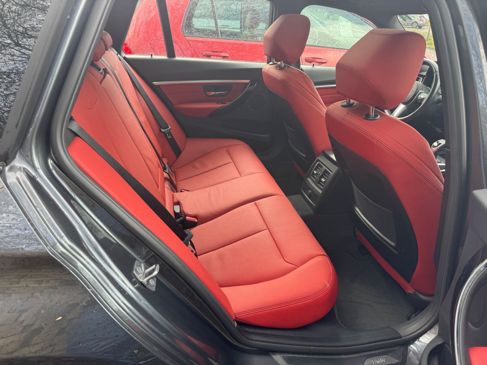 Fahrzeugabbildung BMW 330 xDrive Sport Line Panorama+HUD+erst 37500km